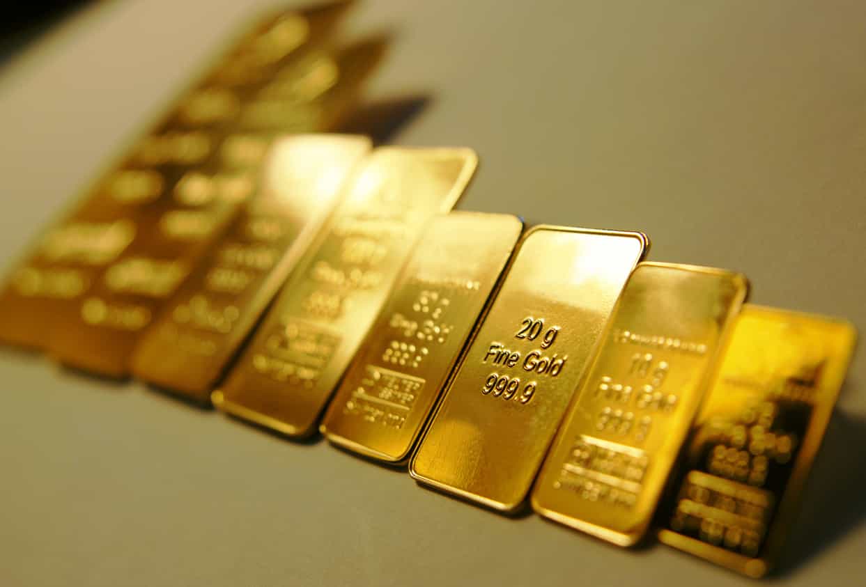 Gold climbs as lower oil eases inflation, rate-hike fears