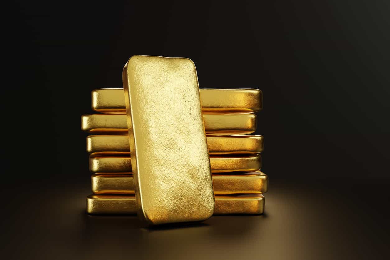 Gold climbs as oil drops on US-Iran interim peace deal