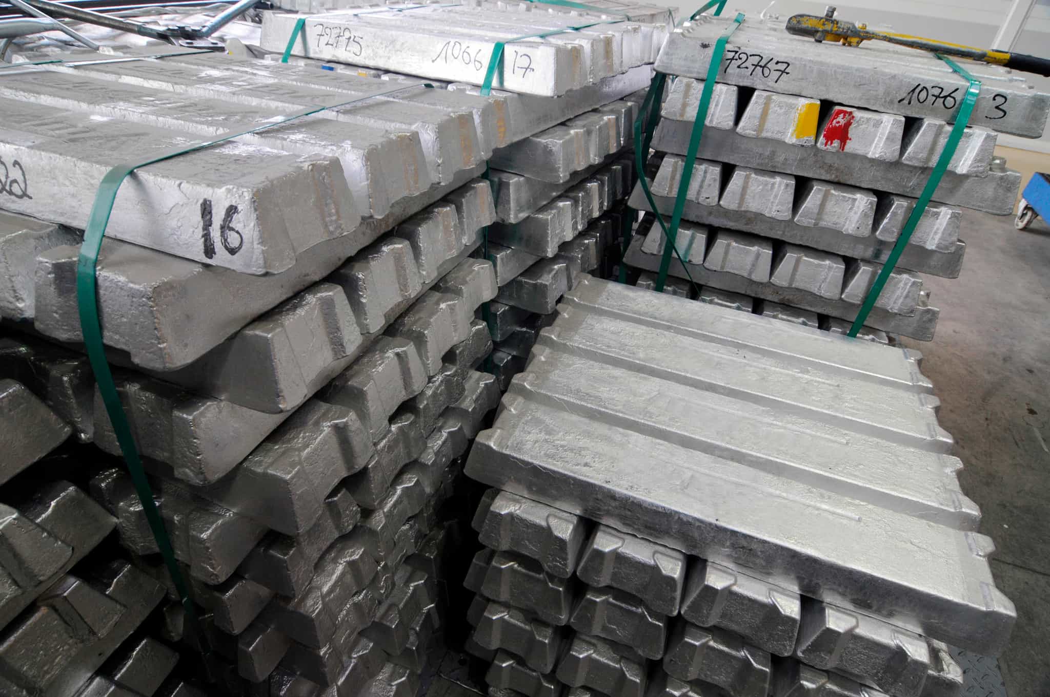 Aluminium climbs on thinning LME inventory buffer