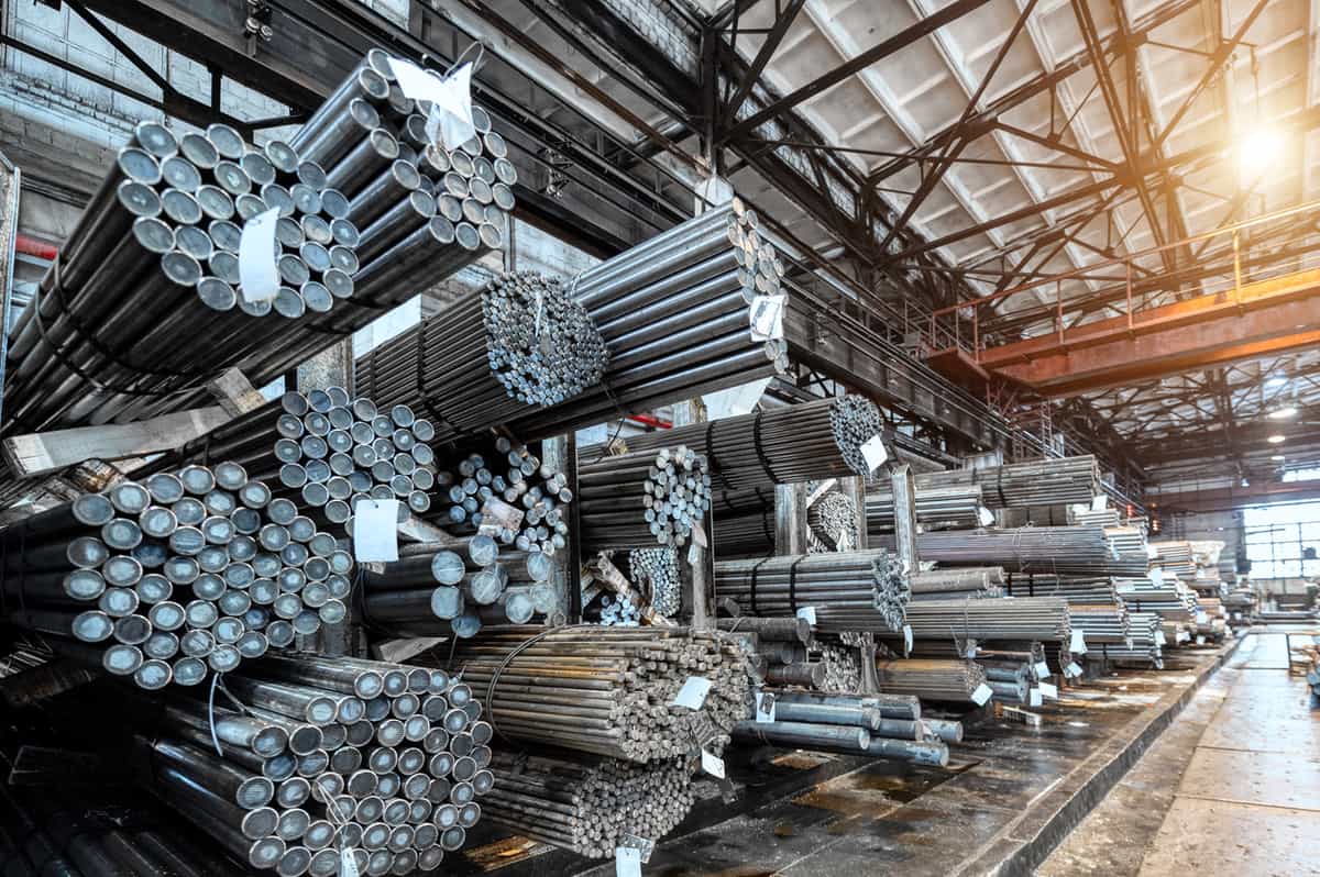 Aluminium hits 2-week low on weak Chinese data, momentum signals reverse